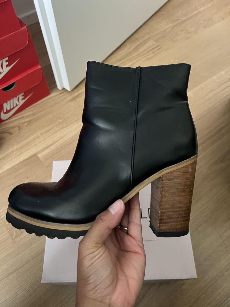 Scarpe da donna: Schwarze Stiefeletten mit Blockabsatz – Usato da Köniz venduto da VivianaK92 1