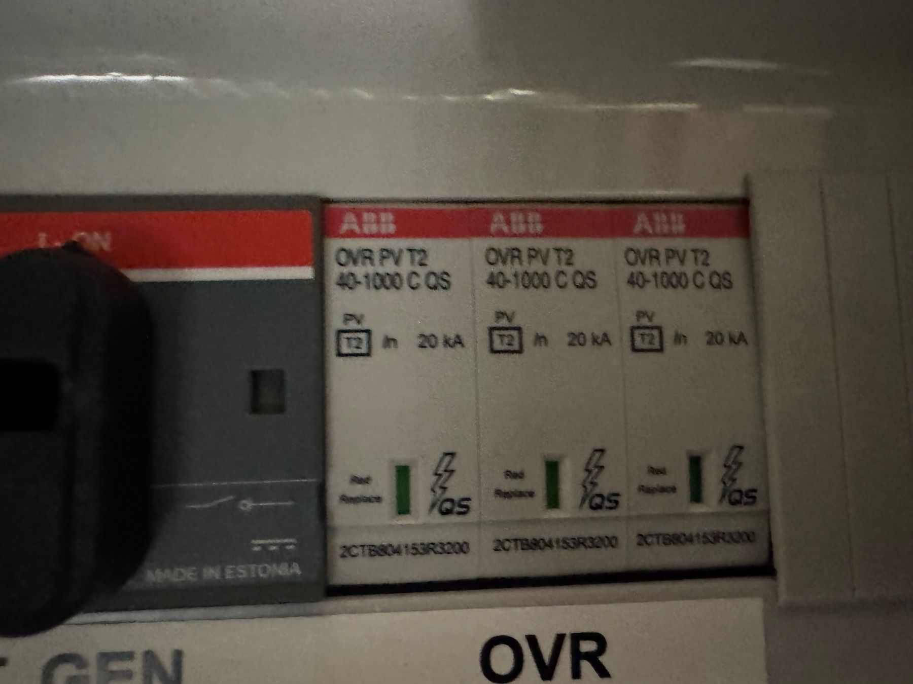 Dispositivi a energia solare: ABB Solar Strangbox OVR Switch Einzelsicherung Demo – Nuovo (secondo la descrizione) da Eiken venduto da Skylight 2