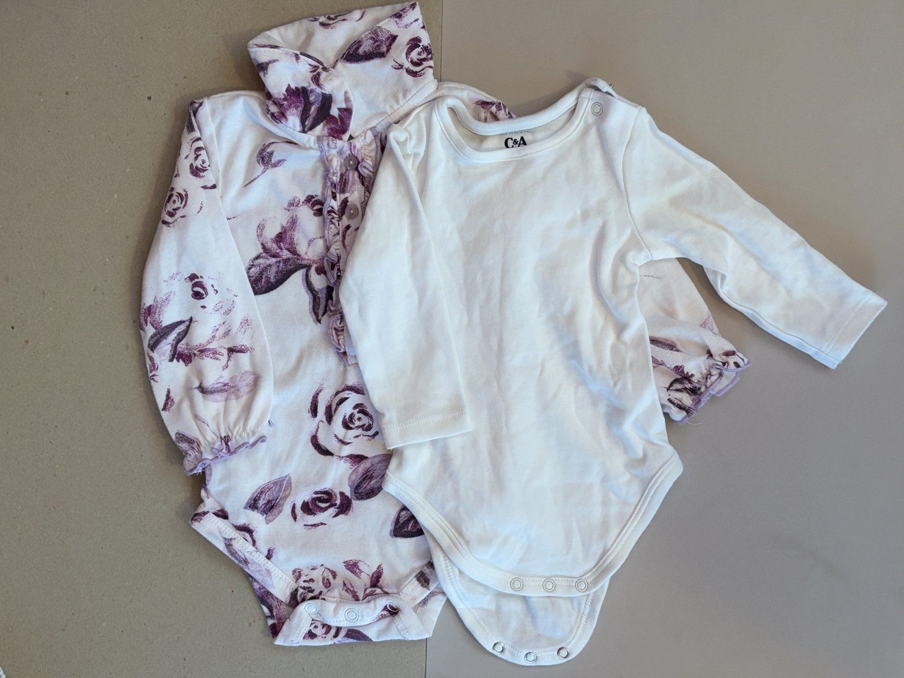 Lotti & Set di vestiti: 5 Langarm-Bodys, Gr. 62 (#34) – Usato da Englisberg venduto da Apfelsine 1