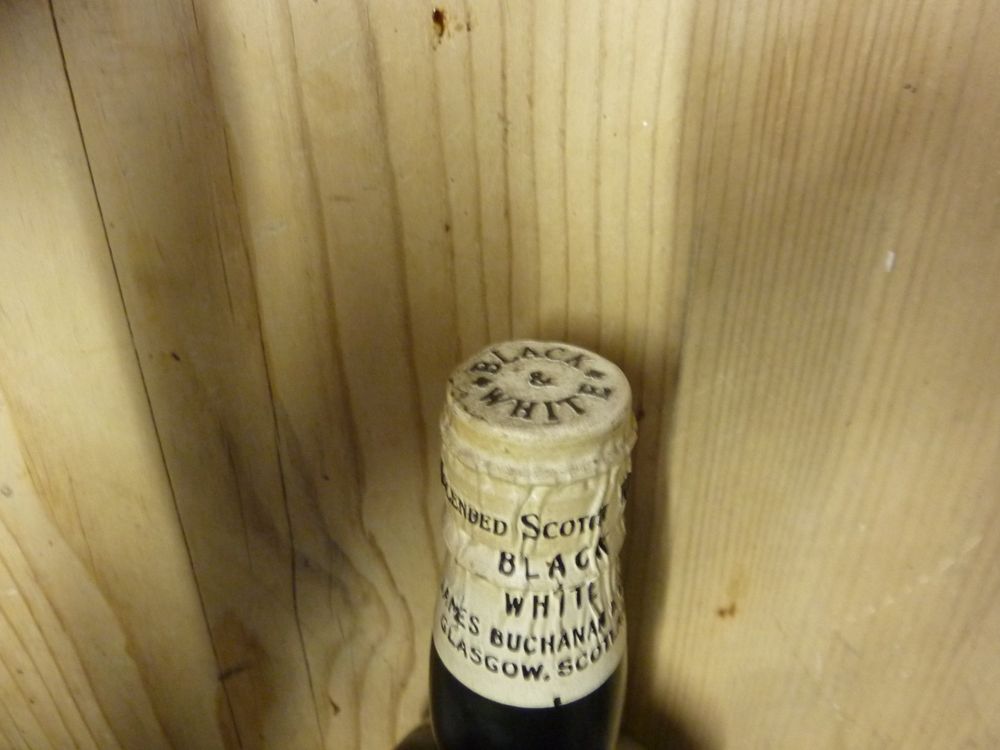 1 Flasche Black&White Scotch Whisky mind. 60 Jahre alt. Kaufen auf Ricardo