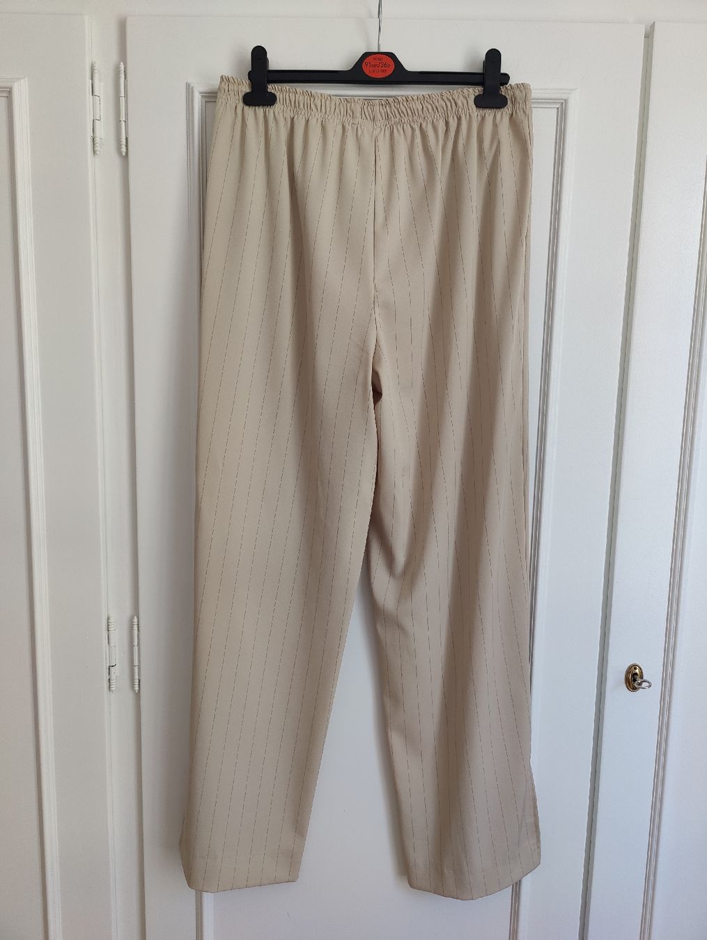 Anzüge & Kostüme: Beige Pinstripe Two-Piece Set Oversized Pantsuit – Neu (gemäss Beschreibung) aus La Tour-de-Peilz von dAutrefois 5