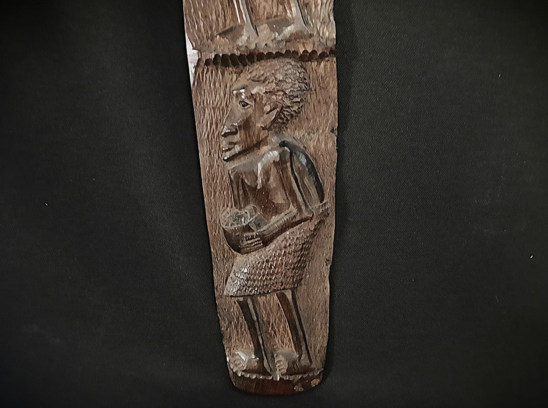 Skulpturen & Statuen: Afrikanisches Relief auf Ebenholz Schild – Gebraucht aus Beinwil am See von Restwert_Beinwil 3
