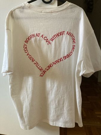 Weisses Oversized T-Shirt mit rotem Stick-Schriftzug