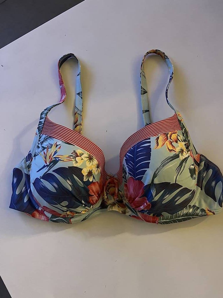 Costumi da bagno & Bikini: wunderschönes Bikini Oberteil mit Blumenmuster Grösse – Nuovo e nell'imballaggio originale da Zürich venduto da cel_cw9k