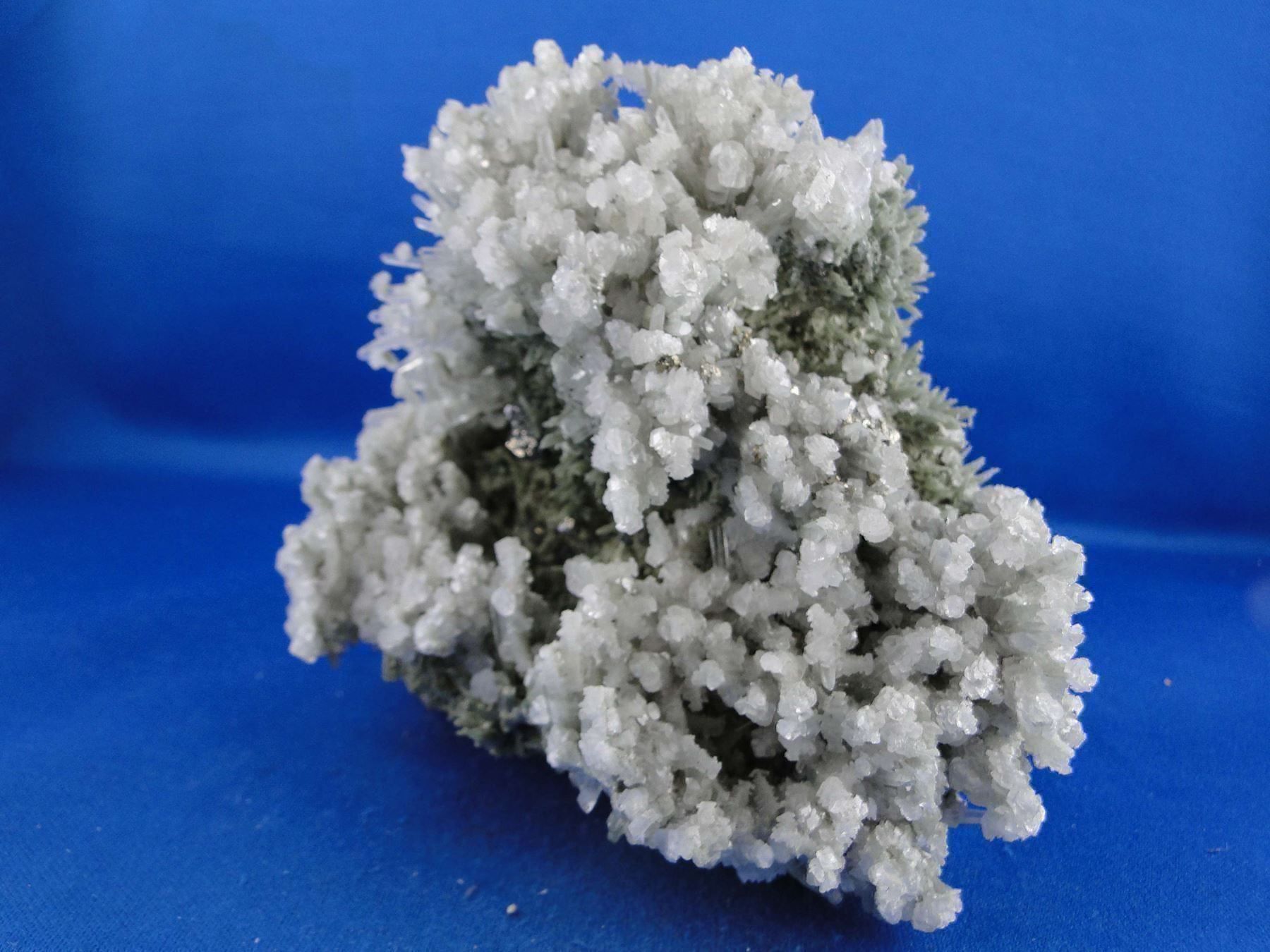 Minerali & Pietre curative: Calcite auf Bergkristall var Prasem – Usato da Schinznach Bad venduto da Demerald 4