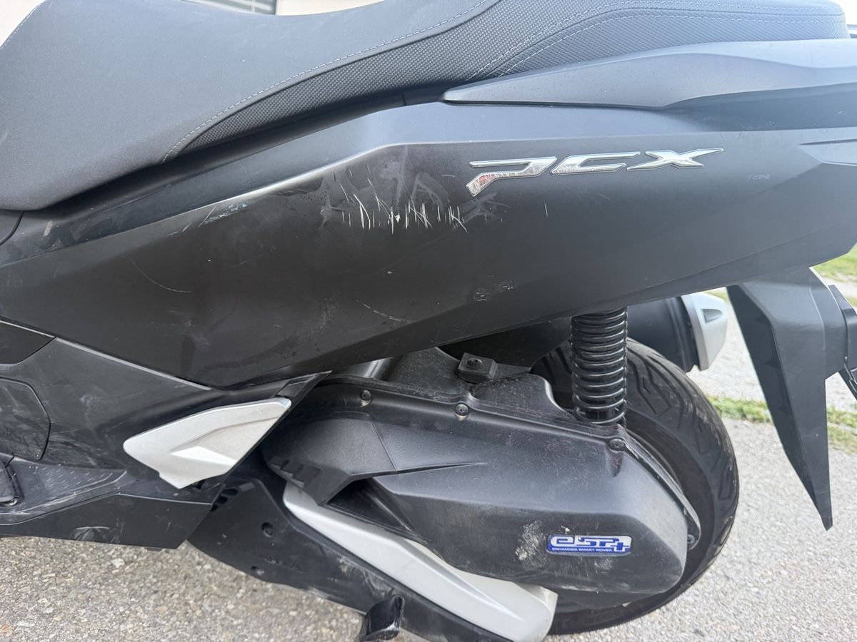 Honda Scooter: HONDA PCX 125 i ABS – Difettoso da Lausanne venduto da Jovanni 5