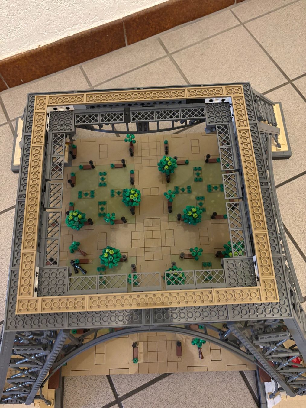 Lego Kit di costruzioni: Lego Eifelturm 10307 zusammengebaut – Usato da Biel/Bienne venduto da Aehm 2