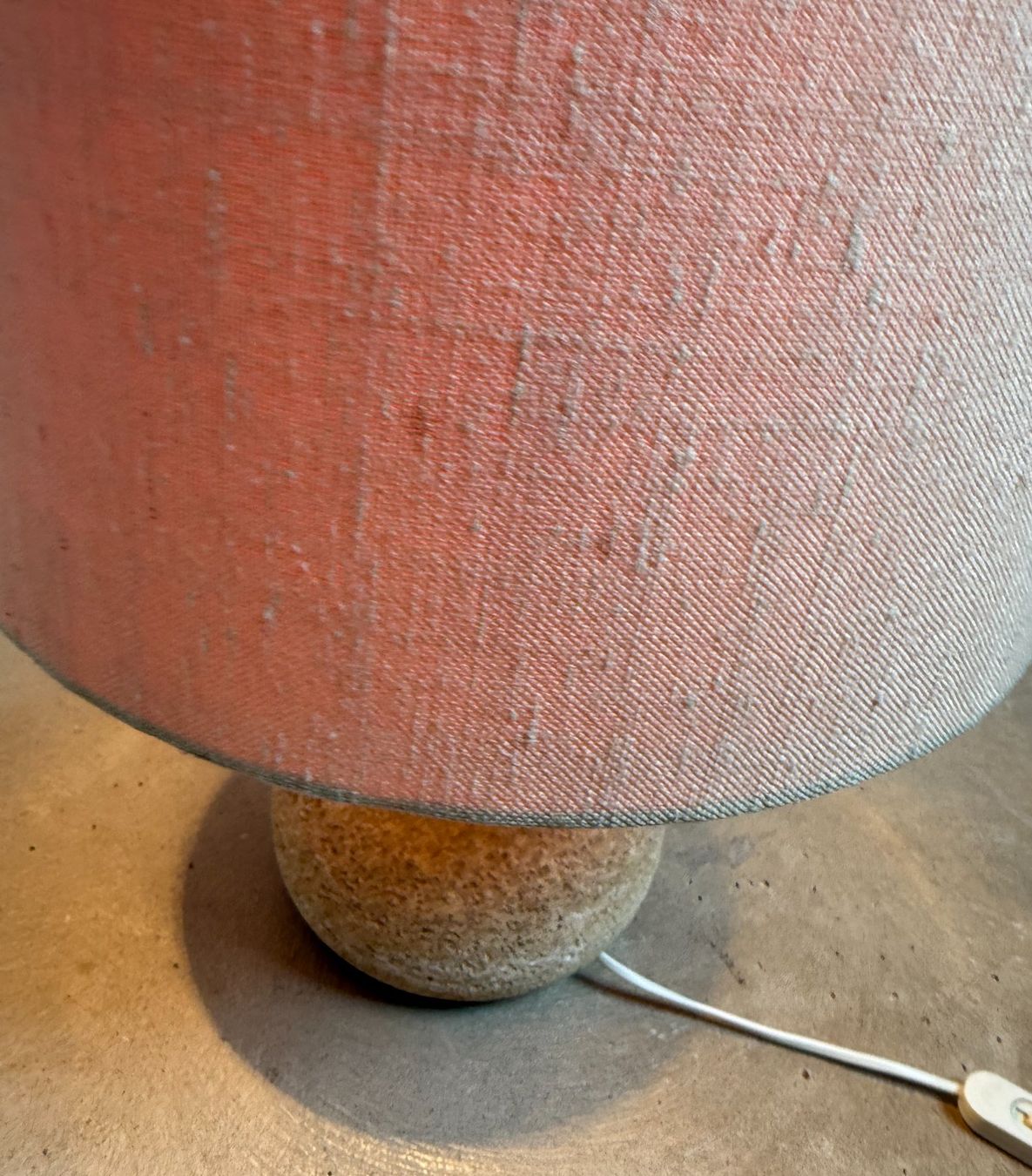 Lampade: Brutalistische Tischleuchte mit Steinsockel – Usato da Schinznach-Dorf venduto da mix 4