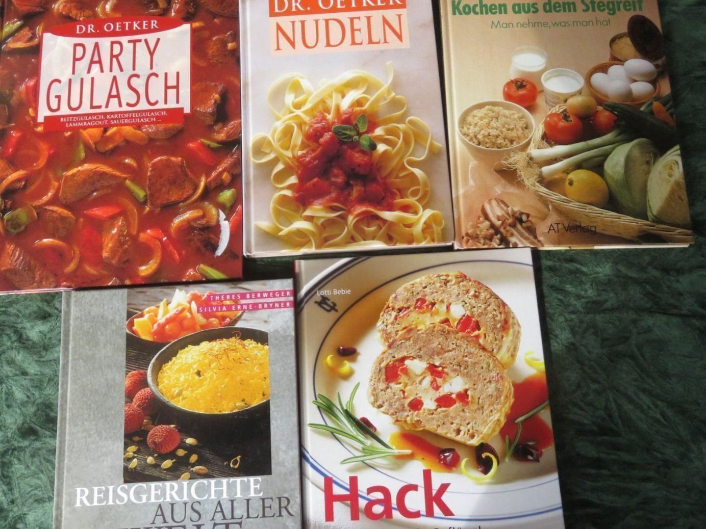 Libri: 5 KOCHBÜCHER MIT ALLTAGS REZEPTEN – Usato da Huttwil venduto da Kunterbuntli