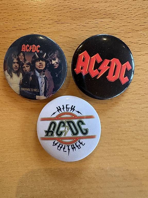 Broches & Aiguilles: Buttons Broschen ACDC – D'occasion à Biel-Benken BL par AngiSchaefer