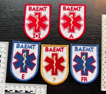 Placchette & Badge: 5 Stück Rettungsdienst Abzeichen BAEMT – Nuovo (secondo la descrizione) da Zürich venduto da Policepatch