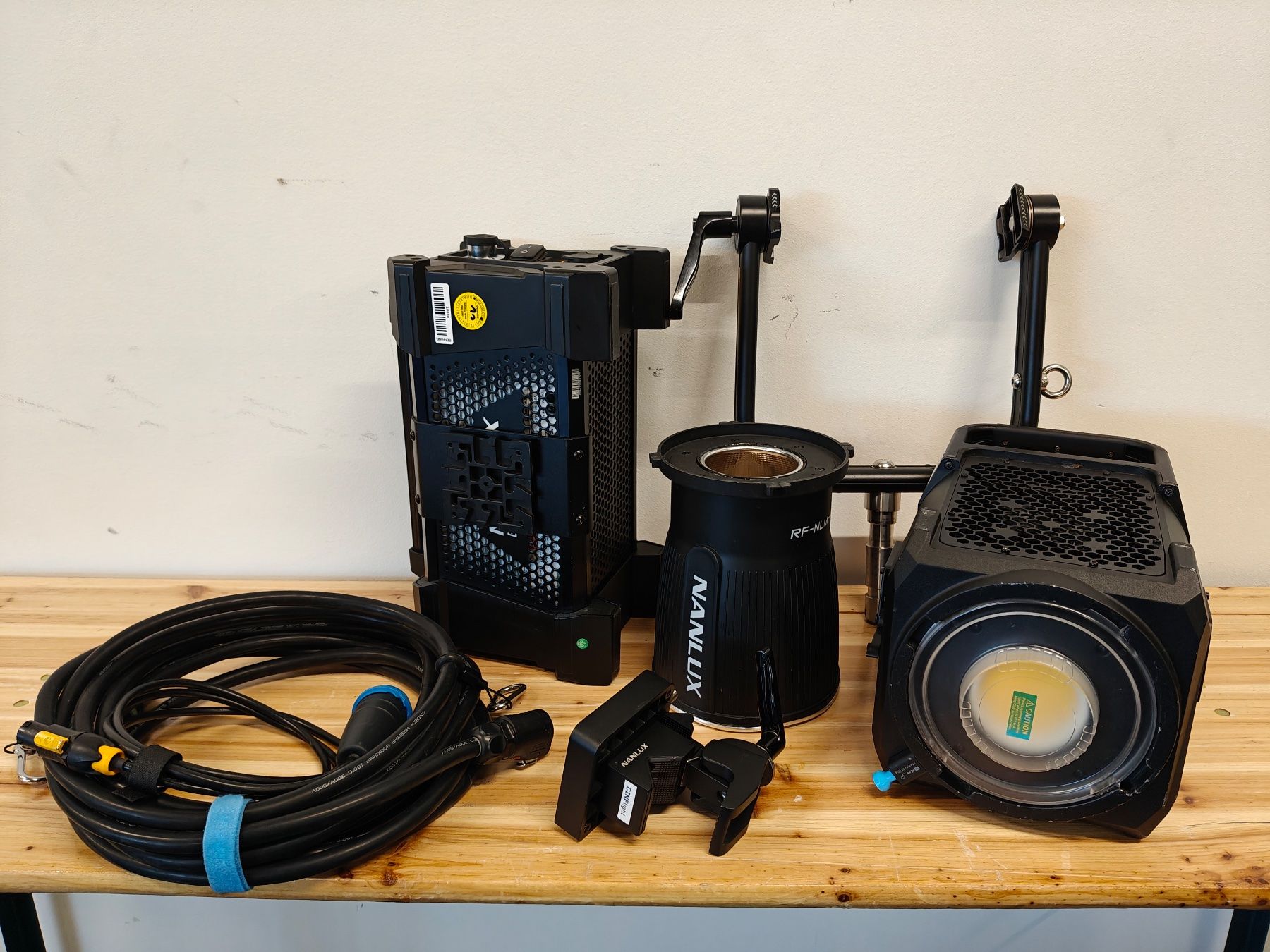 Lampade: Nanlux Evoke 1200D LED Filmscheinwerfer Kit mit Flight Case – Usato da Schlieren venduto da CINElight 1