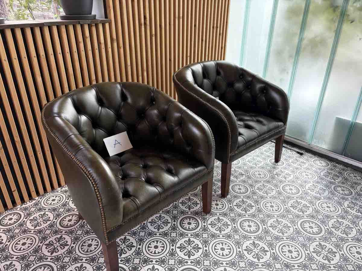 Chesterfield Poltrone: 2 Chesterfield Sessel Leder Designklassiker – Usato da Olten venduto da MrSimpson 1