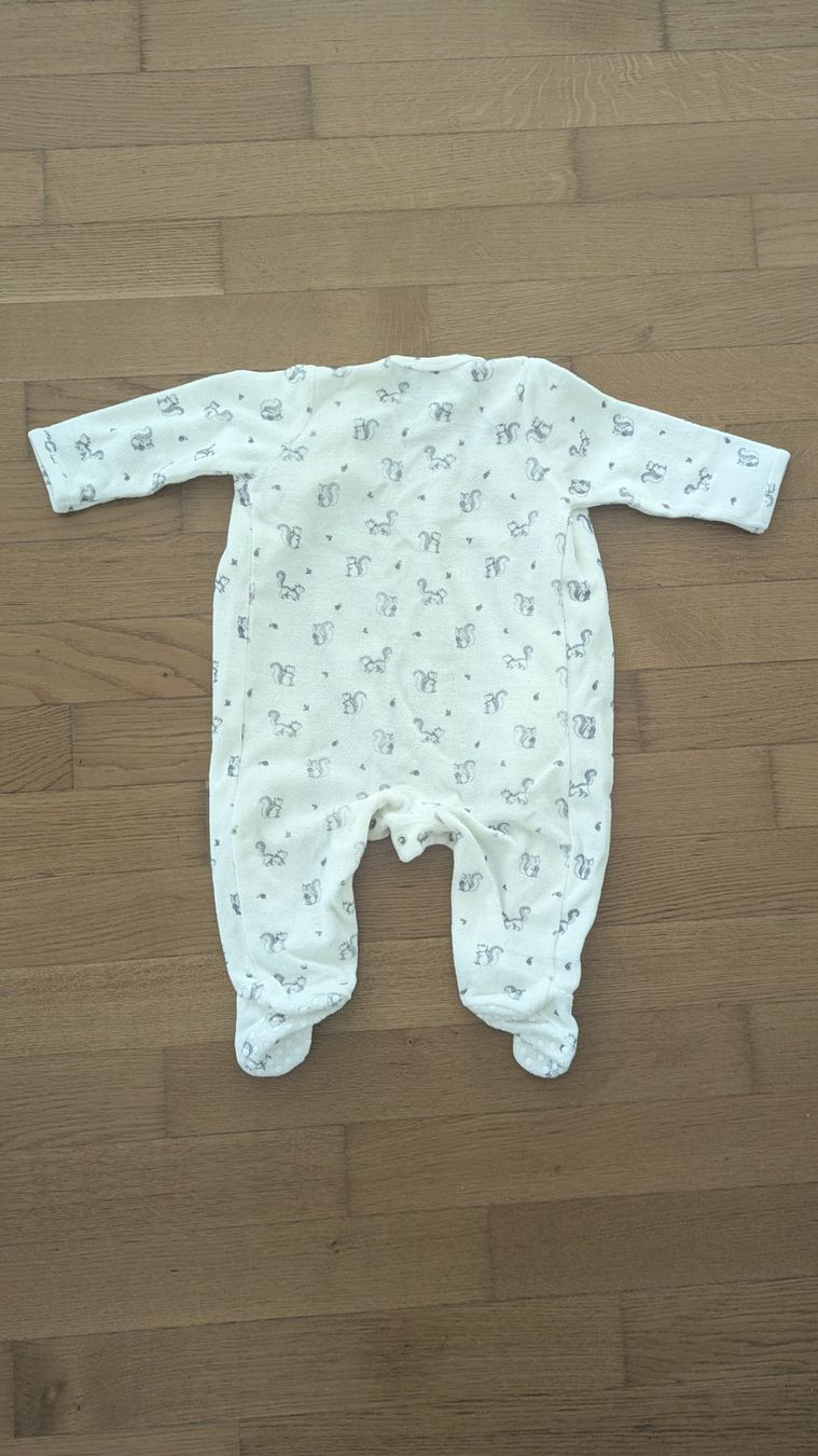 Pyjamas & Ähnliches: Schöner Strampler mit Eichhörnchen-Motiven, Gr. 71 – Gebraucht aus Emmen von Mwassuup 2