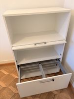 Weisses Gestell mit Registerschublade