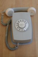 Nostalgisches PTT-Wandtelefon mit Wählscheibe