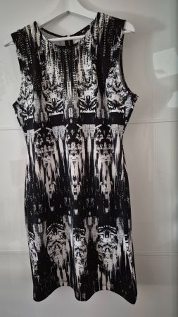 Robe imprimée noir et blanc ornée clous taille 38/40
