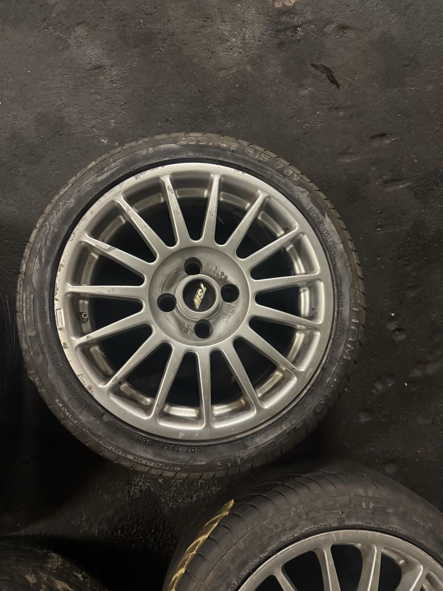 Pneus & Kompletträder: Roues voiture jantes – Defekt aus Vevey von Chupita-met 3