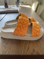 Orange inuikii slides