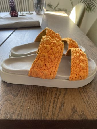 Orange inuikii slides