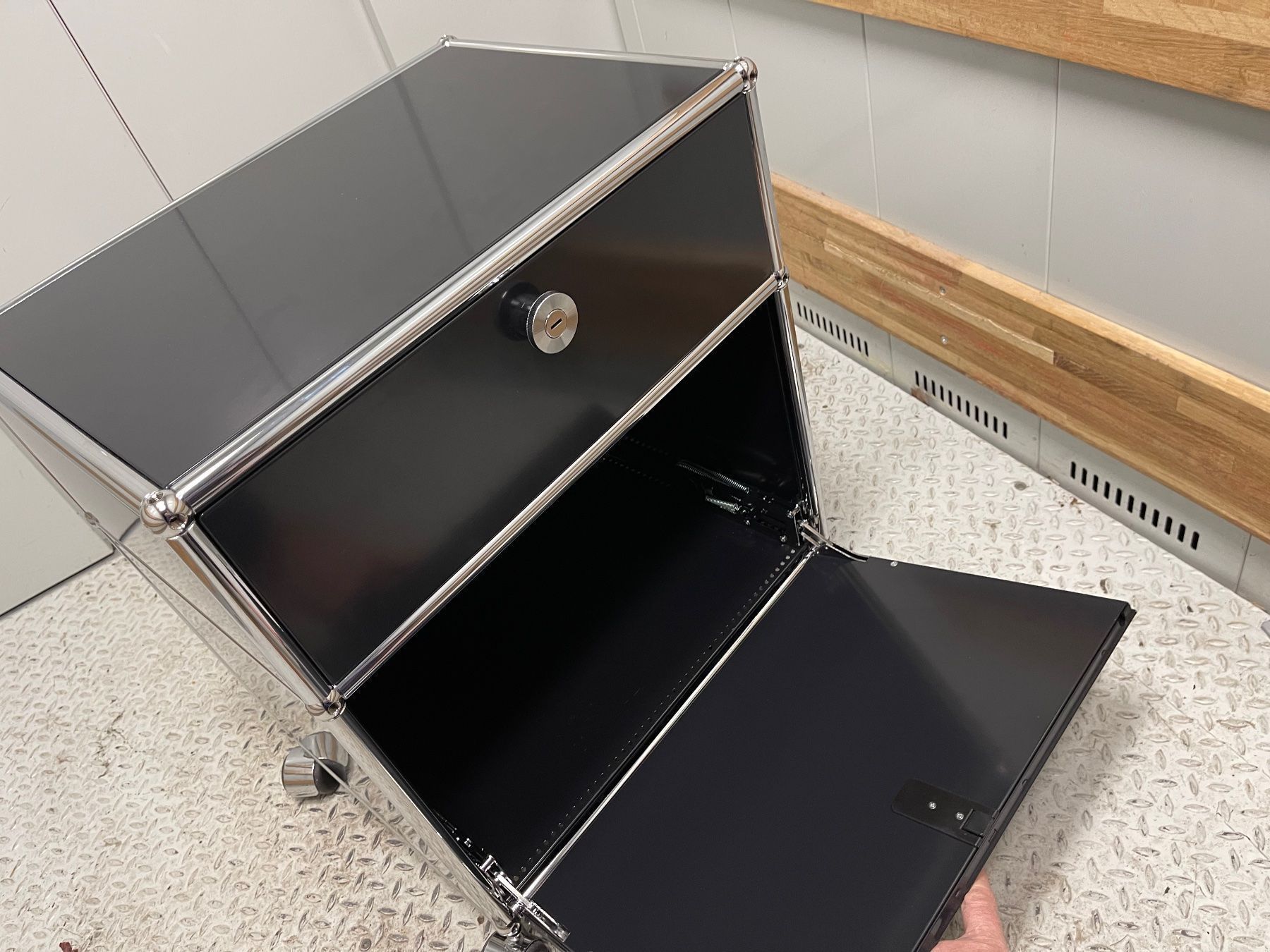 USM Cassettiere: USM Herzige Möbel in Black Lief.Gratis – Usato da Thun venduto da Thuno6 4