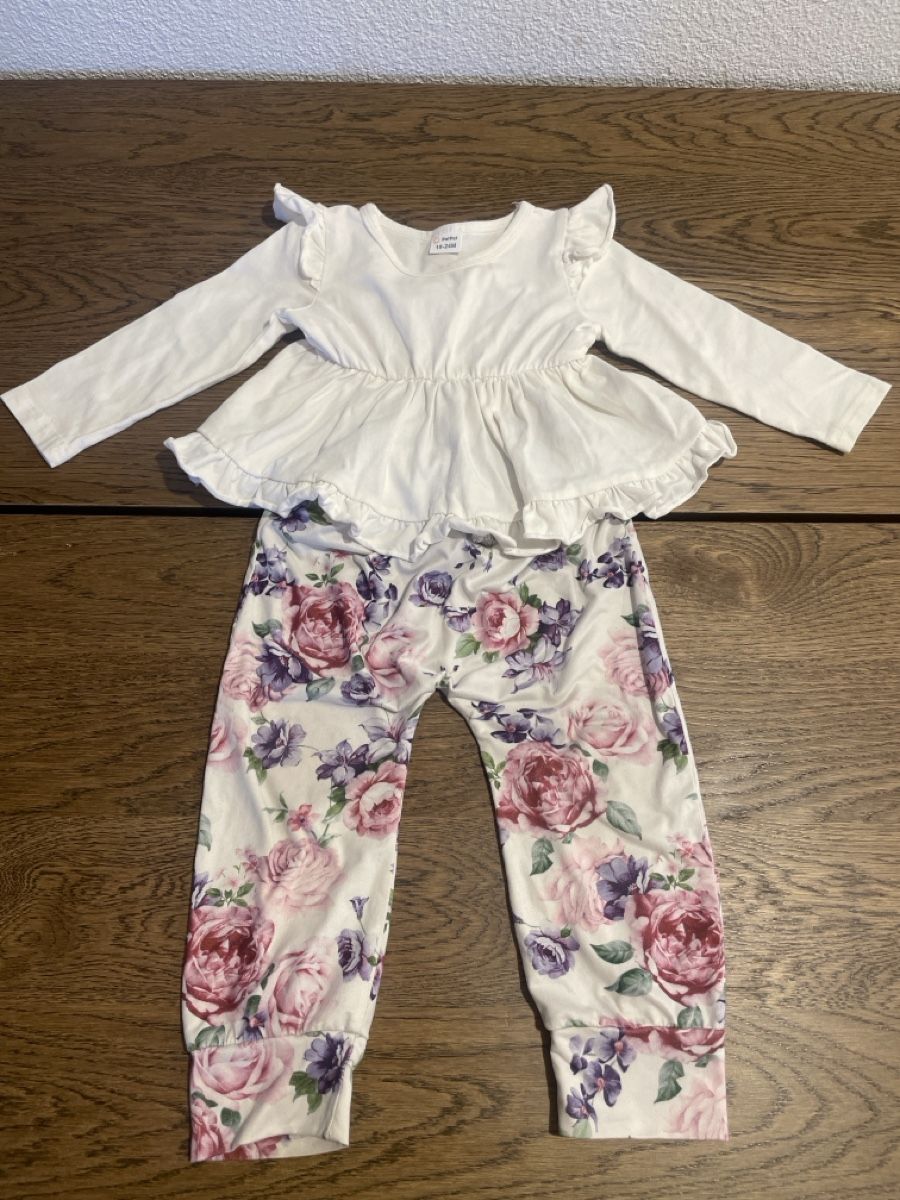 Kleiderpakete & -sets: Mädchen Kleider Set weiss mit Blumen Grösse 18-24M – Gebraucht aus Lyss von Vandy19