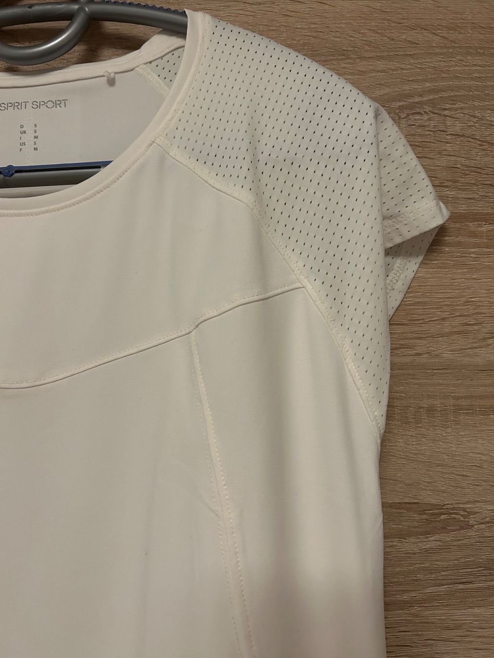 T-Shirts: T-shirt de sport Esprit – Gebraucht aus Lausanne von naranjo 1