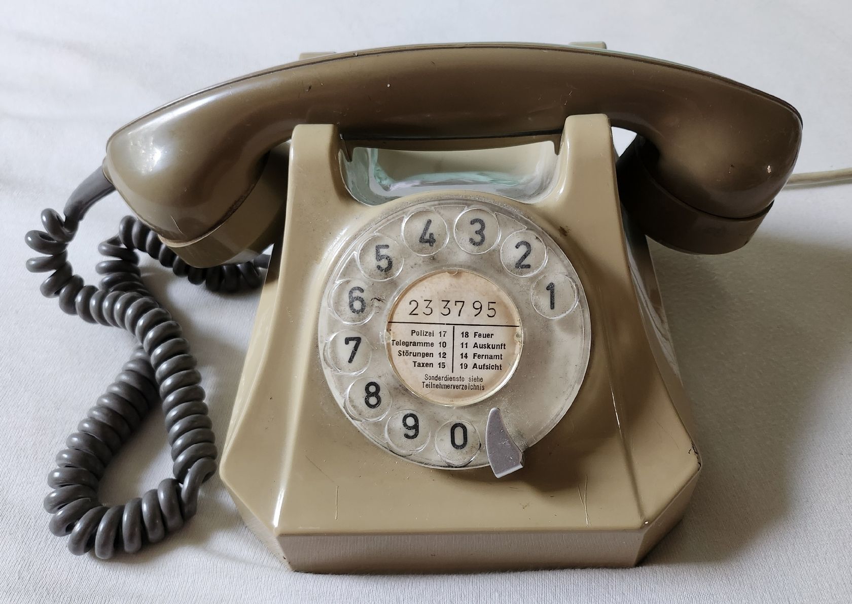 Telefone: Schweizer PTT Wählscheibentelefon Vintage 70er – Gebraucht aus Zürich von BAENZERINO