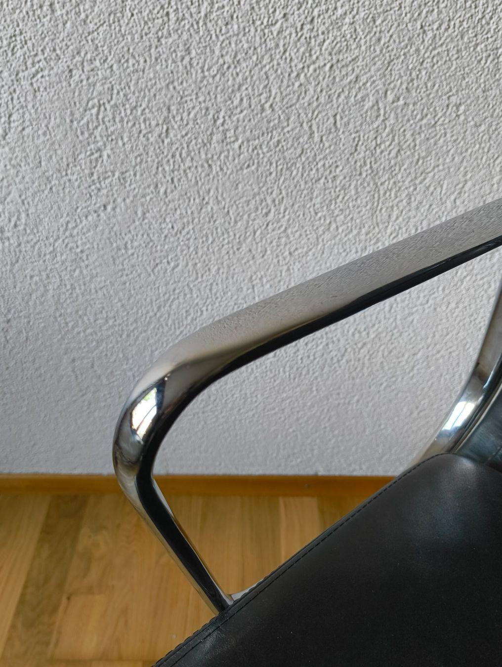 Vitra Chaises: Vitra Eames Softpad Chair auf Rollen – D'occasion à Bäch SZ par Architekt66 6