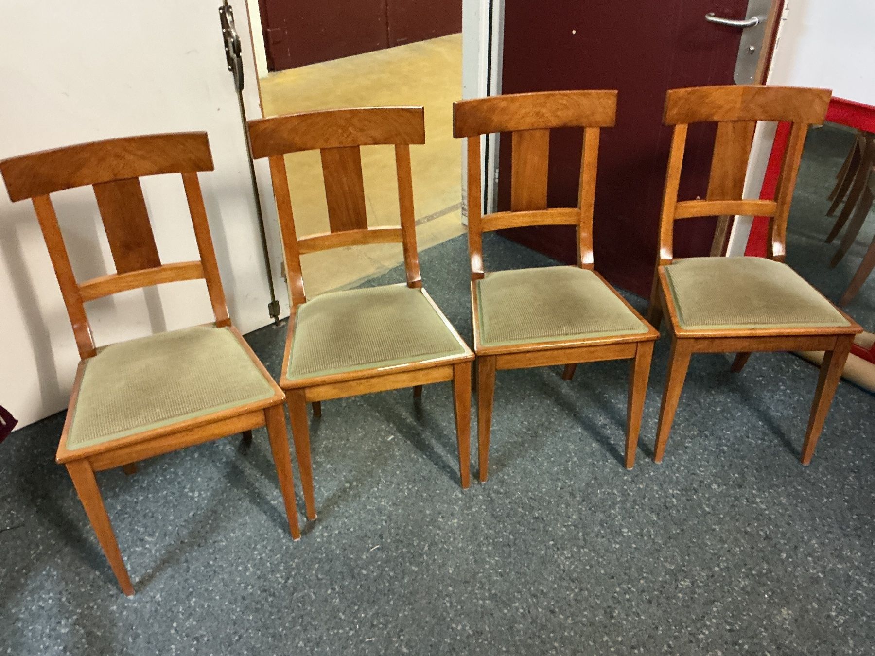 Chaises: 4 Holzstühle mit Sitzpolsterung – D'occasion à Bern par vielerart
