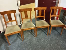 4 Holzstühle mit Sitzpolsterung