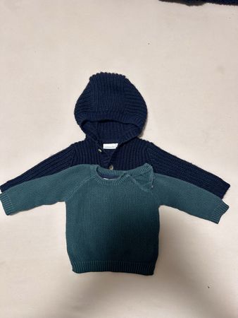 Zwei Baby Pullover dunkelblau und grün neuwertig