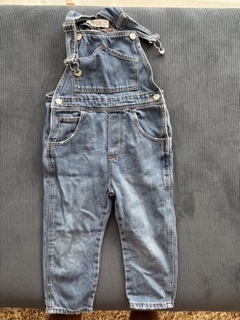 Latzhose Zara blau Denim Grösse 104 guter Zustand