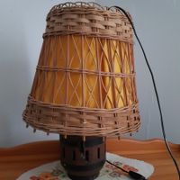 Tischlampe Korb Optik mit gelbem Stoff Lampenschirm
