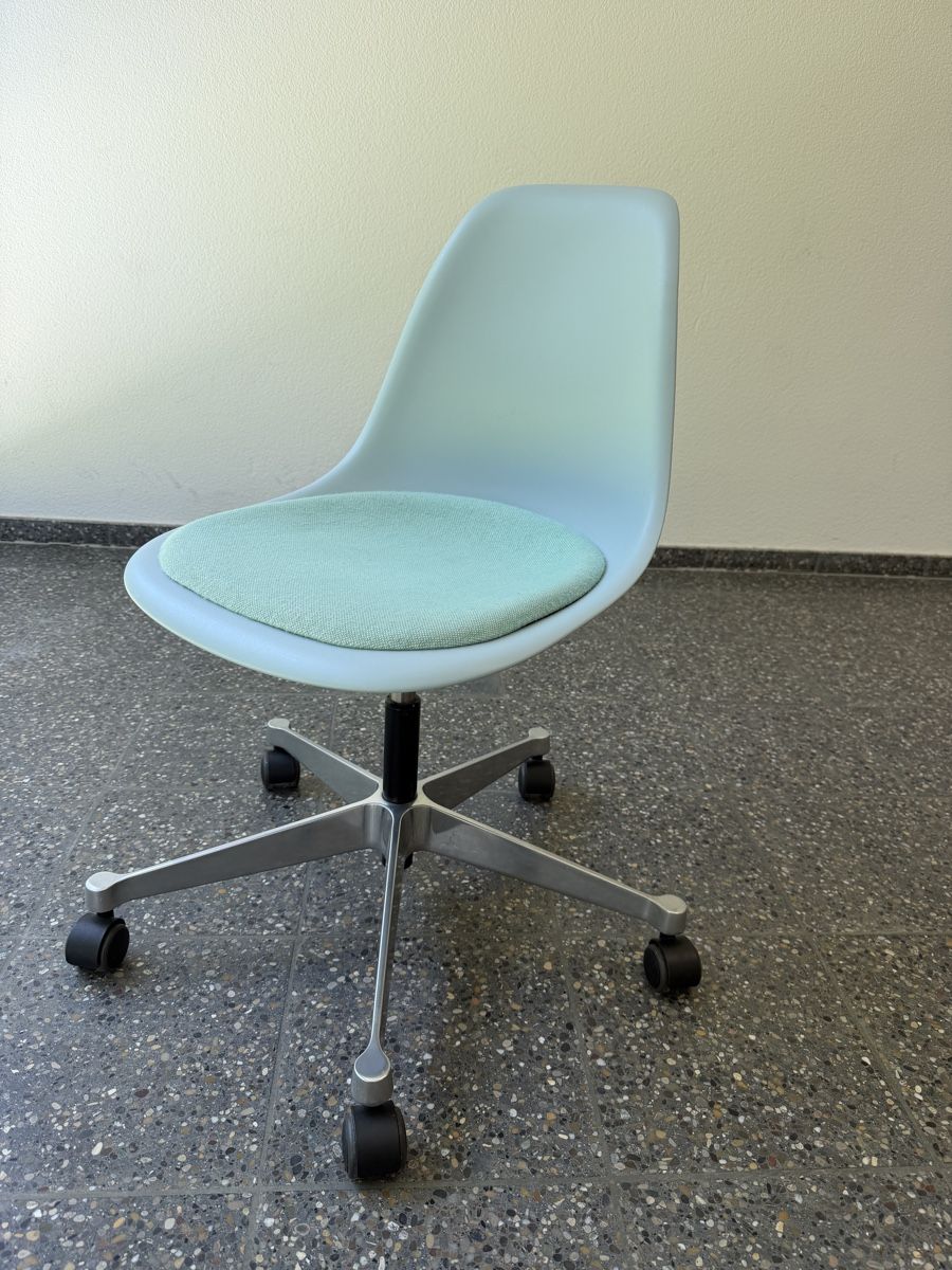 Eames Chaises: Eames Plastic Side Chai Bürostuhl  mit Sitzpolster – D'occasion à Adliswil par JaneSilver