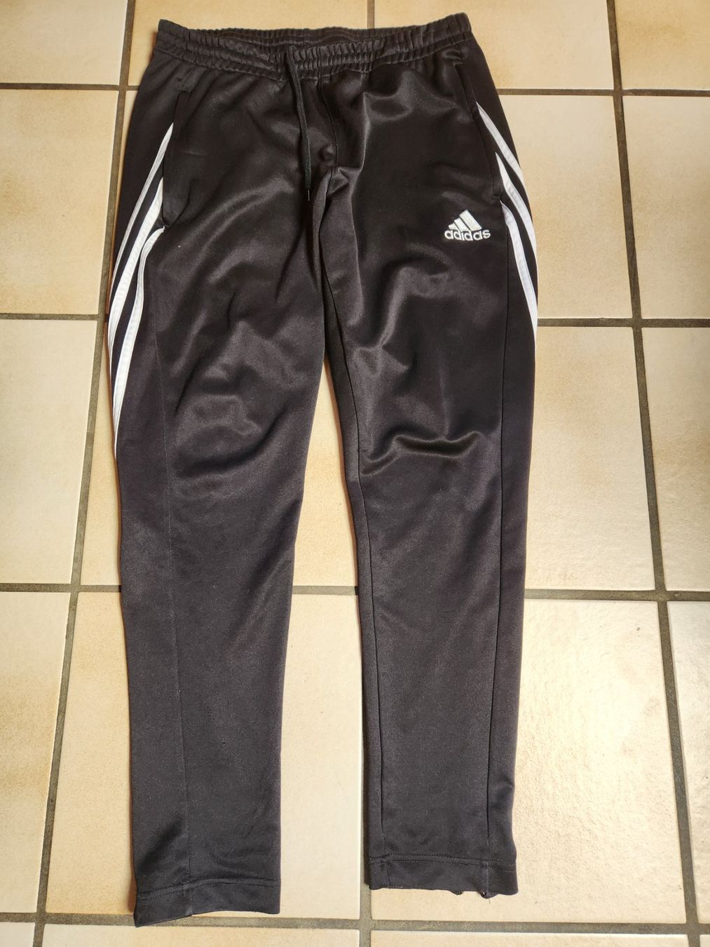Adidas Pantaloni: Adidas Trainerhose Gr.M Schwarz – Usato da Gstaad venduto da Meiel2020