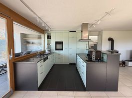 Moderne Schreinerküche mit Granitabdeckung  guter Zustand