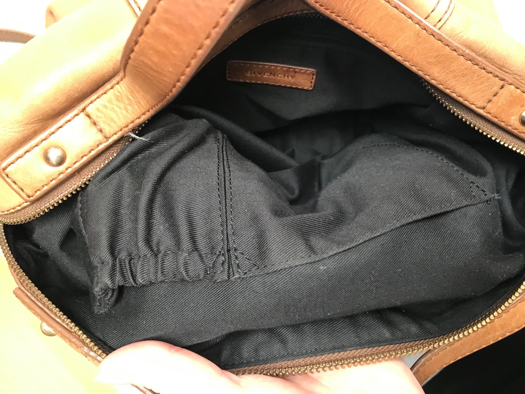Givenchy Borse da donna: Sac Givenchy cognac – Usato da Basel venduto da Maria-Alexa 7