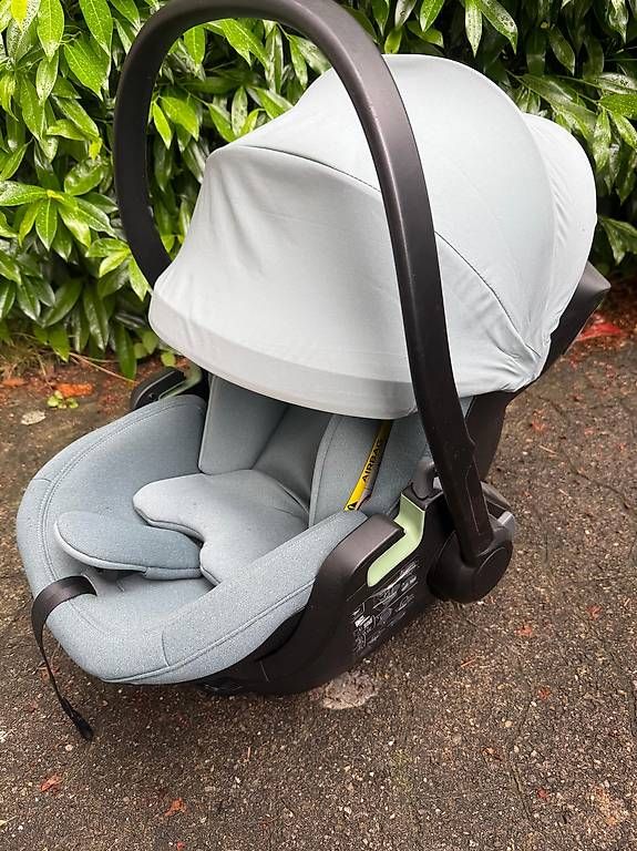 Seggiolini per auto: Autositz Babyschale Thule Maple inkl Adapter – Usato da Mörschwil venduto da sar_cpf9