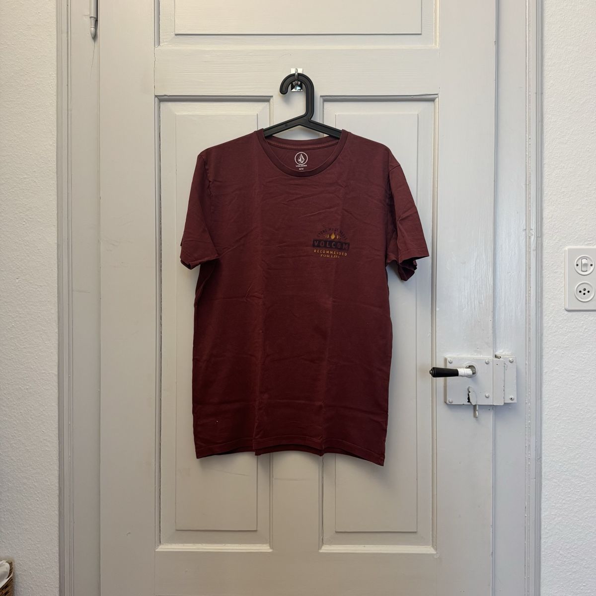 Volcom T-shirt: Volcom Herren T-Shirt, Weinrot – Usato da Baden venduto da sinaxli
