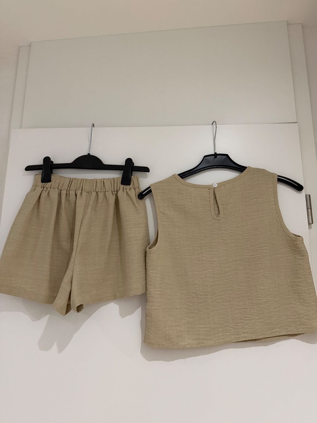 Shein Lotti di vestiti: Ensemble beige top | short – Nuovo (secondo la descrizione) da La Chaux-de-Fonds venduto da 19_po 8