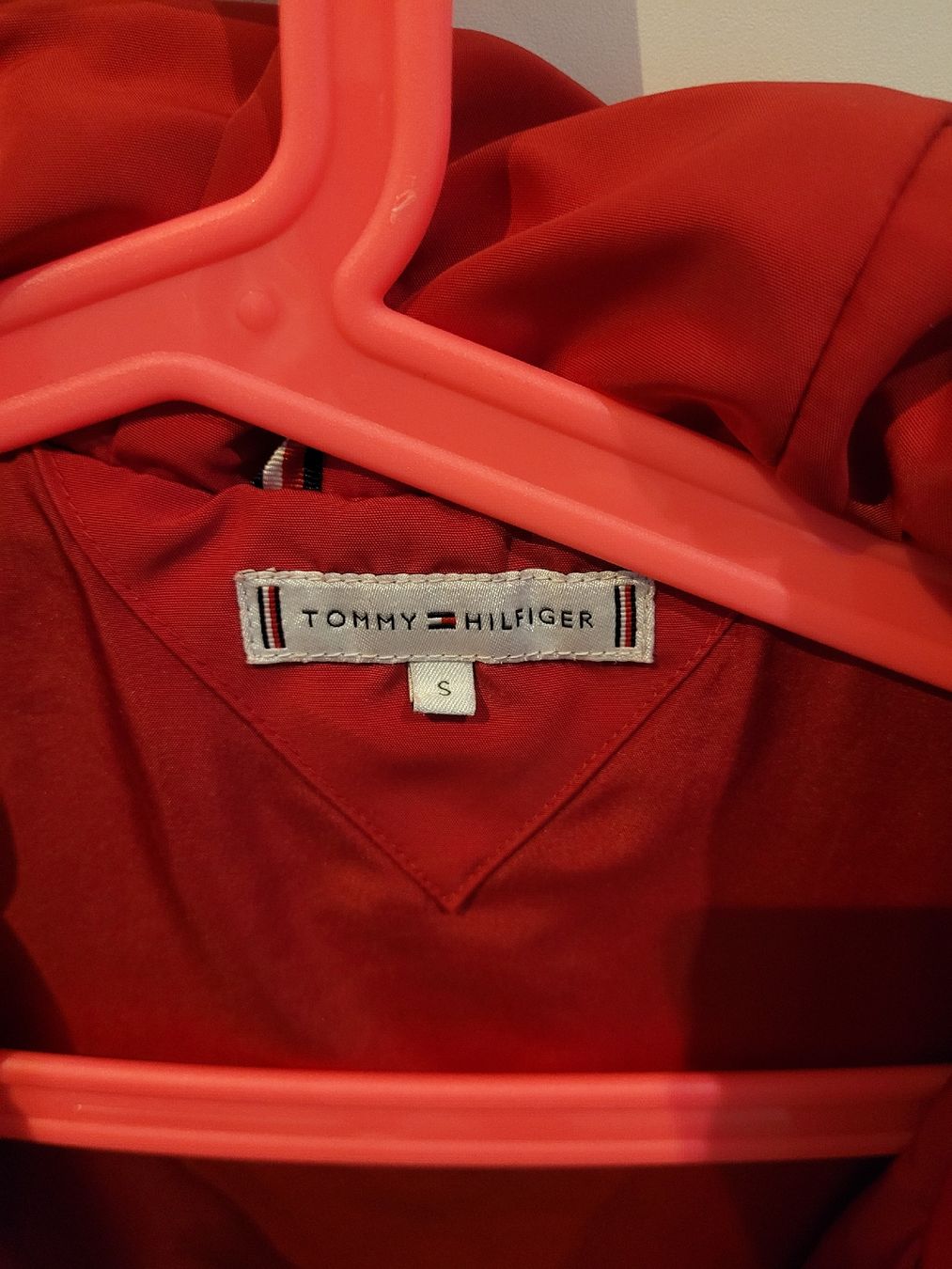 Tommy Hilfiger Mäntel: Rote Winterjacke Tommy Hilfiger, Grösse S – Neu (gemäss Beschreibung) aus Oensingen von Szofi82 1