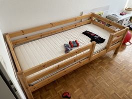 Kinderbett Kiefer Massiv mit Rausfallschutz gute Zustand