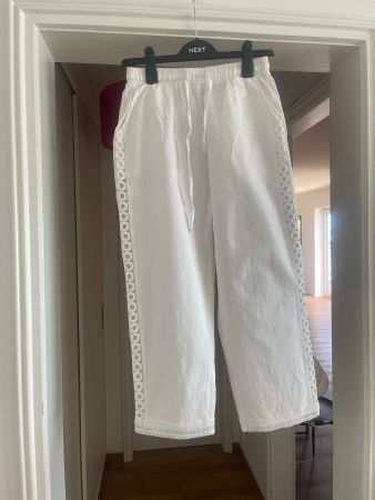 Sommerhose weiss Gr. S mit schöner Stickerei, wie neu!