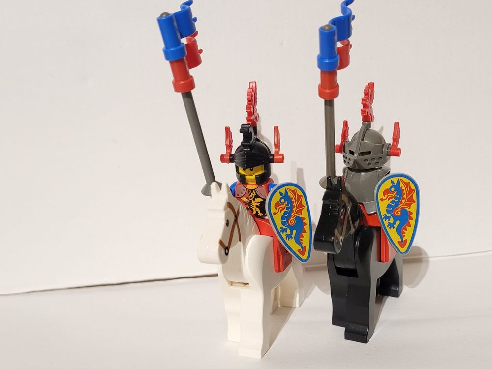 2x Chevaliers Lego Castle Vintage Dragon + Drapeaux. Top ! 6
