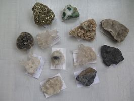 12 Mineralien, Bergkristalle, Malachit, Manganit und mehr