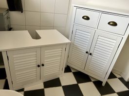 Badezimmermöbel Set weiss zwei Schränke mit Gebrauchsspuren