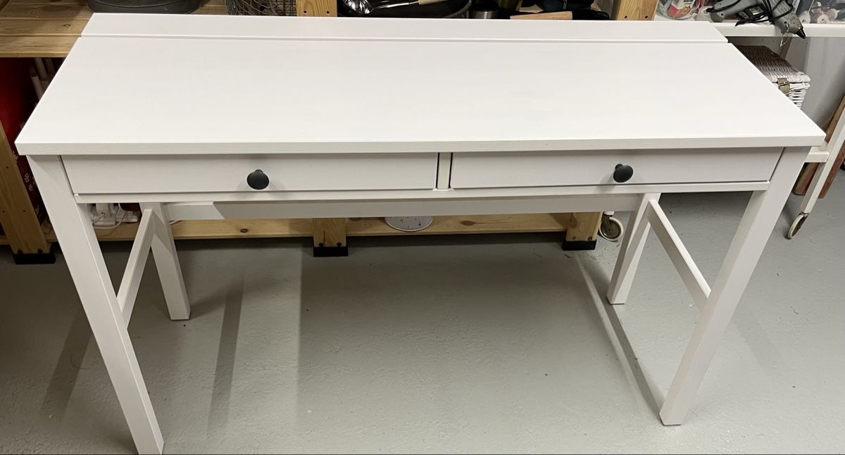 Ikea Scrivanie: Weisser Schreibtisch mit zwei Schubladen – Usato da Brittnau venduto da spuuki