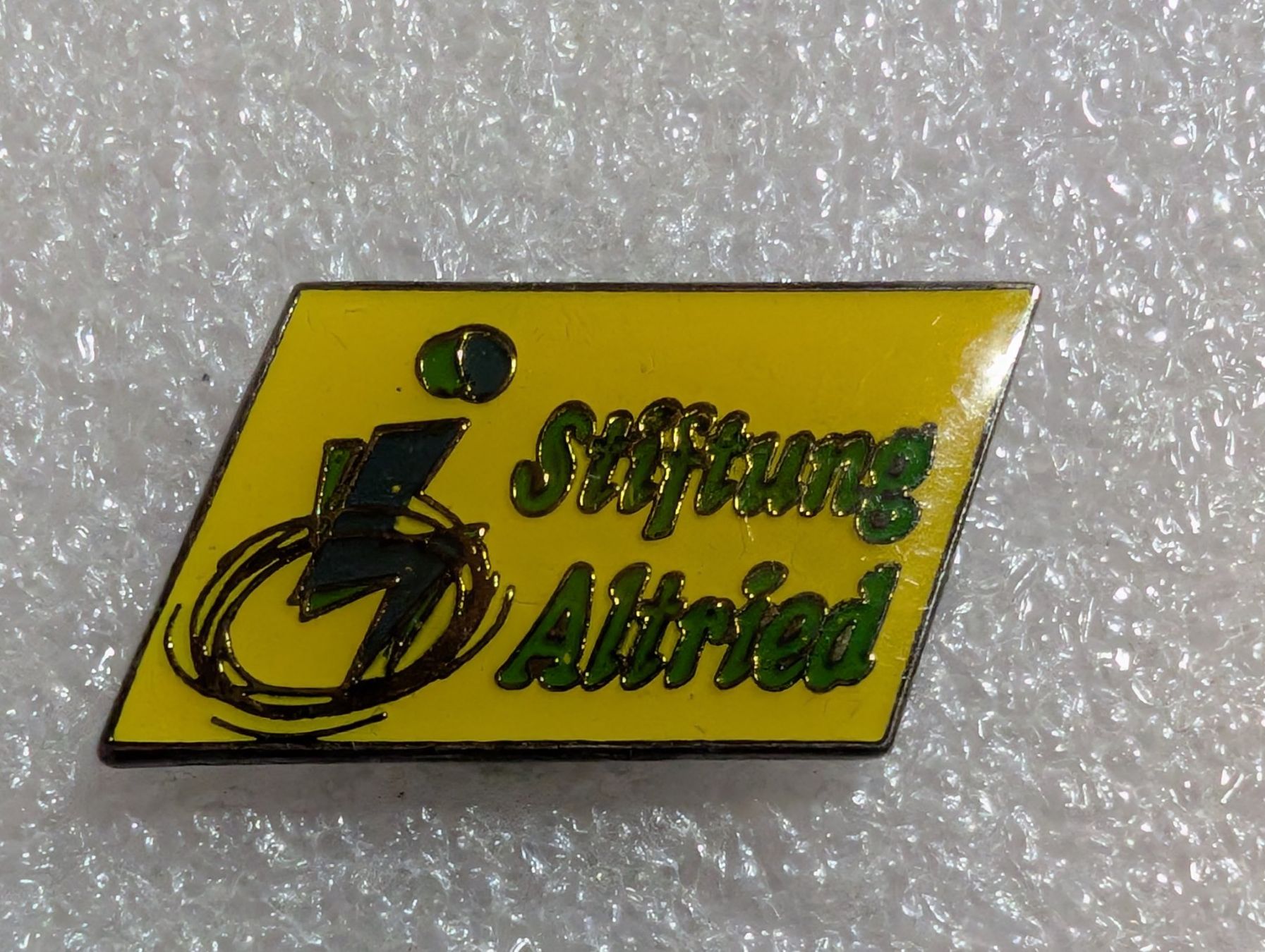 Plaketten & Abzeichen: Ansteckpin 294: Stiftung Altried – Gebraucht aus Oppligen von Pin-Fall-Shop