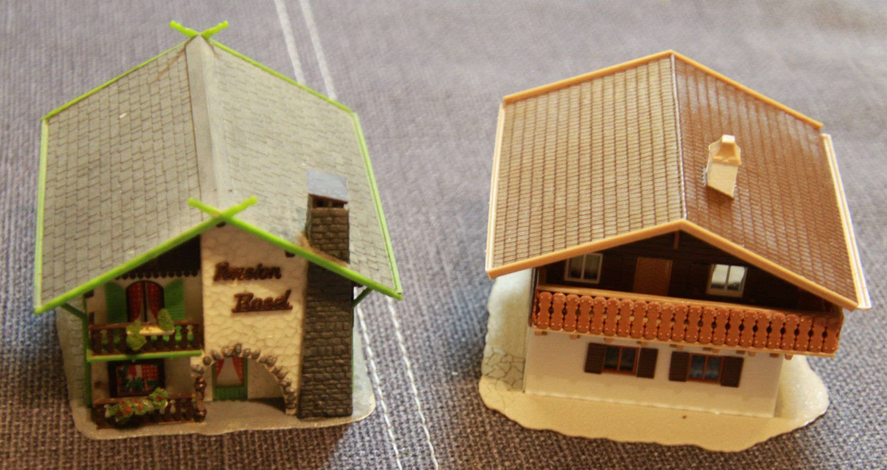 Trains électriques: 2 Chalets HO 1:87 – D'occasion à Diegten par dolphin04